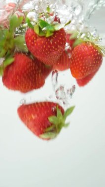 Tüm Çilek Şelalesi 'ni suya dök. Yavaş Çekimde Su Sıçratma ve Kabarcıklar