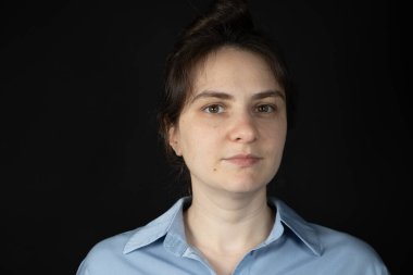 30 Yaşında Makyajsız Bir Kadının Benli ve Sivilceli Gerçek Derisi