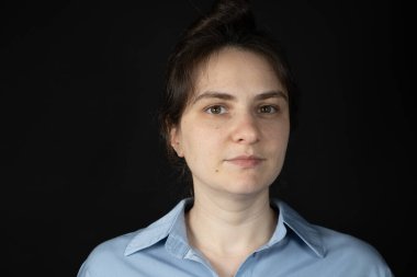 30 Yaşında Makyajsız Bir Kadının Benli ve Sivilceli Gerçek Derisi