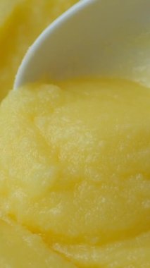 Doğal Hint Geleneksel Ghee Tereyağı Kaşıkla Açıklandı.