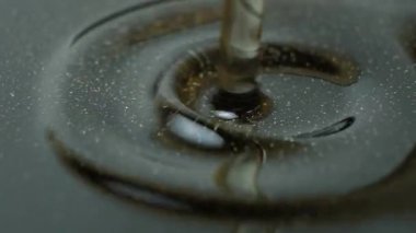 Bitkisel yağ döküm demir tava makro işlem yavaş çekim içine dökülür.