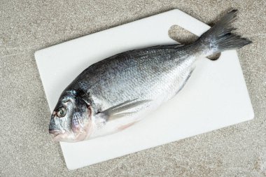 Çiğ pişmemiş Dorado Balığı Pişirmeye Hazır