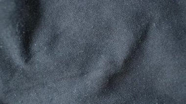 Eski yıpranmış kumaş, hasarlı yapı, çıkıntılı iplikler.