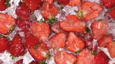 Suya Çilek Düştü. Yavaş Hareket Sıçraması.