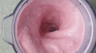 Çilekli milkshake 'i yavaş çekimde karıştırma işlemi.