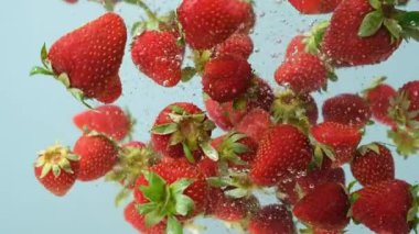 Suyun altında taze çilek. Böğürtlen kabarcıklarının patlaması ağır çekim
