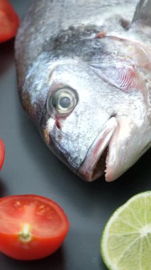 Limon ve domatesli taze Dorado Balığı.