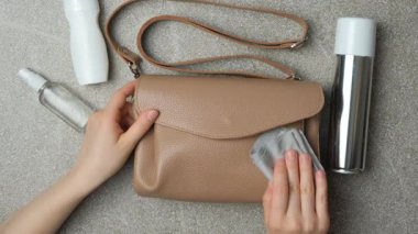 Deri bir el çantasını temizliyorum. Deri çanta bakımı. Düzgün Temizleme İpuçları
