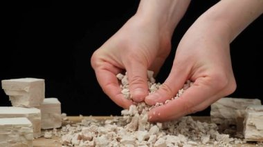 Mutfakta sıkıştırılmış taze mayayı kırıyorum. Yavaş Hareket.