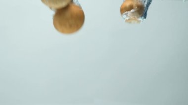 Taze Kahverengi Cremini Buton Mantarları Su Sıçratarak Temiz Suya Düşüyor