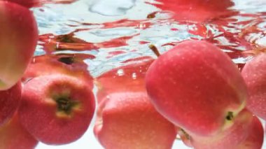 Suyun altında yüzen kırmızı elmalar. Asgari Estetik Hareket