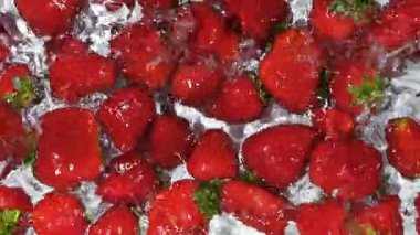 Suyun içinde olgun çilek, böğürtlen suyu, yaz arkaplanı, üst manzara..