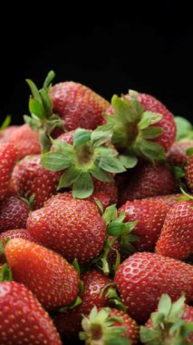 Taze olgun çilekler. Yaz Böğürtlen Dikey Döndürme.