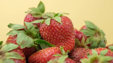 Olgunlaşmış taze çilekler makroyu döndürür.