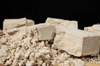 Pişirmek için Taze Sıkıştırılmış Maya Tuğlası.