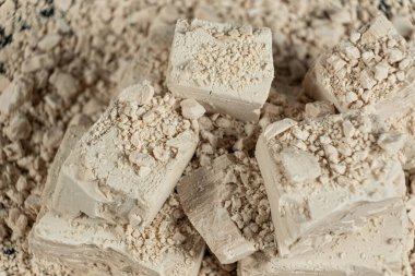 Sıkıştırılmış taze maya küplerinin makro dokusu.