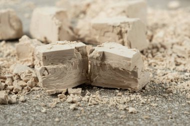 Sıkıştırılmış taze maya küpleri yakın plan..