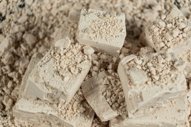 Sıkıştırılmış taze maya küplerinin makro dokusu.