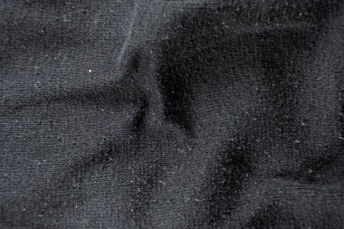 Eski yıpranmış kumaş, hasarlı yapı, çıkıntılı iplikler.