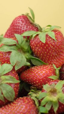 Olgun taze çilek makrosu, temiz tahıllar, dikey meyve arkaplanı..