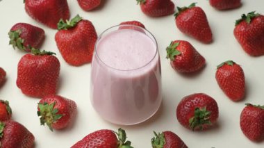 Süt, dondurma ve çilekli taze çilekli milkshake.