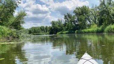 Dokunulmamış Avrupa Doğasında Huzurlu Kayak Turu.