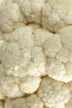 Su damlacıkları ile karnabahar yüzeyinin makro dokusu.