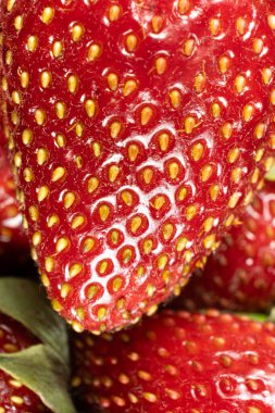 Olgun taze çilek makrosu, temiz tahıllar, dikey meyve arkaplanı..