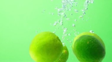 Sulu limonlar suya düştü. Kabarcık Patlama Sahnesi.