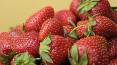 Bir sürü taze çilek manzaralı. Organik dut dokusu arkaplanı