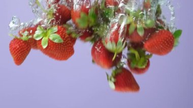Suyun altında taze çilek. Böğürtlen kabarcıkları ağır çekimde