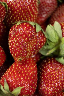 Taze olgun çilekler. Yaz Berry Dikey Arkaplan.
