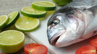 Limon ve domatesli taze Dorado Balığı.