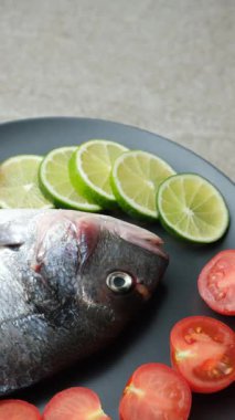 Limon ve domatesli taze Dorado Balığı.