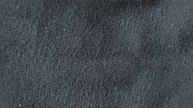 Gri kumaşın makro dokusu. Yüzeyde çok fazla yığılma ve hasar var..