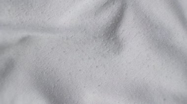 Eski pamuk grisi kumaş, yüzeye yığılmış.