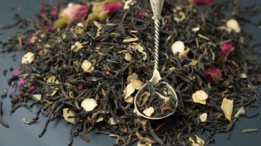 Ginseng Kökü ve Pembe Gül Çiçekleri ile Aromatik Gevşek Çay.