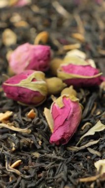 Doğal bitki çayı karışımı. Ginseng ve Rose ile Siyah Çay.
