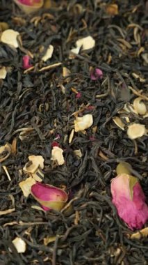 Bitkisel siyah çay karışımı. Ginseng ve Gül Yaprakları Yavaş Hareket Dikey