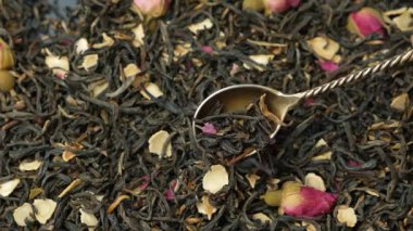 Ginseng ve çay ile bol siyah çay kaşıktan ağır çekimde dökülür.