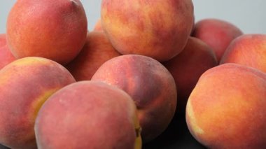 Bir yığın olgun taze şeftali. Yakın plan.