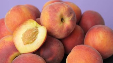 Sulu Şeftali Yığını. Doğal Yaz Meyveleri Dönüşümü