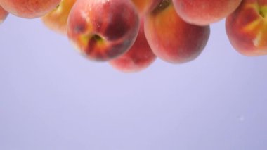 Dinamik Su Fıskiyesi Tüm Şeftali ile, Yavaş Hareketli Makro