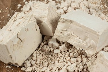 Sıkıştırılmış taze maya küpleri ahşap arka planda yakın plan