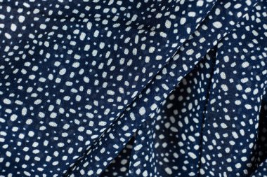 Polka Dot Polyester Kumaşının Yakın Çekimi.