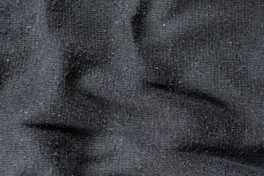 Eski yıpranmış kumaş, hasarlı yapı, çıkıntılı iplikler.