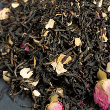 Doğal bitki çayı karışımı. Ginseng ve Rose ile Siyah Çay