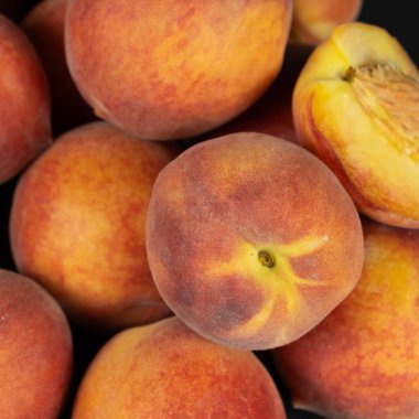 Bir yığın olgun taze şeftali. Yakın plan..