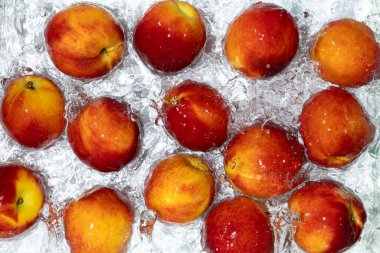 Temiz suda yüzen sulu taze şeftaliler. Estetik Üst Görünüm