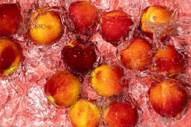 Splash 'le canlı şeftali suyu. Yaz Meyve Sahnesi